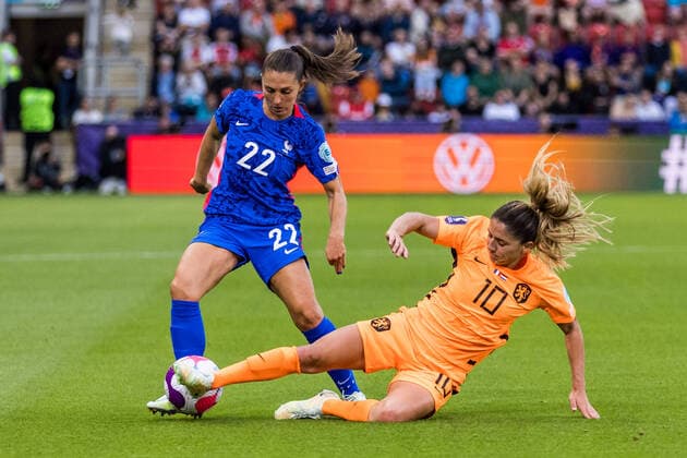 UEFA WOMEN’S EURO ENGLAND 2022: Frankreich - Niederlande; 23.07.2022 Eve Perisset (Frankreich, 22), Danielle van de Donk (Niederlande, 10) UEFA WOMEN’S EURO ENGLAND 2022: Frankreich - Niederlande; New York Stadium, Rotherham, 23.07.2022 Copyright: xBEAUTIFULxSPORTS Wunderlx