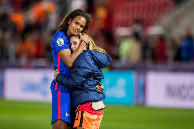 Sport Bilder des Tages UEFA WOMEN’S EURO ENGLAND 2022: Frankreich - Niederlande; 23.07.2022 Wendie Renard (Frankreich, 3) troestet Danielle van de Donk (Niederlande, 10) UEFA WOMEN’S EURO ENGLAND 2022: Frankreich - Niederlande; New York Stadium, Rotherham, 23.07.2022 Copyright: xBEAUTIFULxSPORTS Wunderlx
