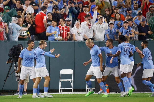 Bilder des Jahres 2022, Sport 07 Juli Sport Themen der Woche KW29 Sport Bilder des Tages GREEN BAY, WI - JULY 23: Manchester City forward Erling Haaland (9) and midfielder Jack Grealish (10) are congratulated by teammates after a goal against Bayern Munich on July 23, 2022 at Lambeau Field in Green Bay, Wisconsin. (Photo by Joe Robbins Icon Sportswire) SOCCER: JUL 23 Manchester City v Bayern Munich Icon573220723013