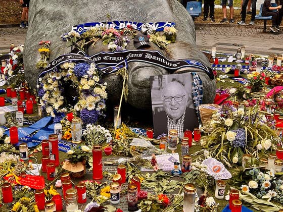 Sport Themen der Woche KW29 Fans haben vor dem Volksparkstadion am Fuss von Uwe Seeler Blumen, Kerzen und Fanartikel abgelegt, Seeler verstarb kuertlich im Alter von 85 Jahren in Hamburg Fussball, Herren, Saison 2022 2023, 2.BL, HSV gegen FC Hansa Rostock DFL REGULATIONS PROHIBIT ANY USE OF PHOTOGRAPHS AS IMAGE SEQUENCES AND OR QUASI-VIDEO. *** Fans laid flowers, candles and fan merchandise in front of the Volksparkstadion at the foot of Uwe Seeler, Seeler died cotally at the age of 85 in Hamburg Soccer, Men, 2022 2023 season, 2 BL, HSV vs FC Hansa Rostock DFL REGULATES PROHIBIT ANY USE OF PHOTOGRAPHS AS IMAGE SEQUENCES AND OR QUASI VIDEO