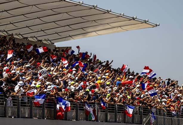 LE CASTELLET - Fans in the stands during qualifying ahead of the F1 Grand Prix of France at Circuit Paul Ricard on July 23, 2022 in Le Castellet, France. REMKO DE WAAL F1 Grand Prix of France - Qualifier 2022 xVIxANPxSportx xxANPxIVx