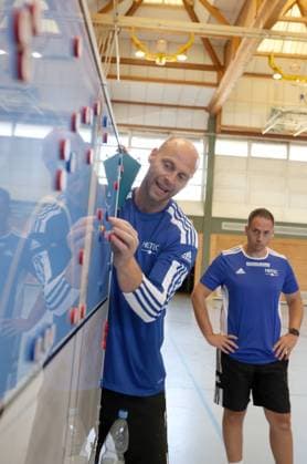 24.07.2022 - Handball - Saison 2022 2023 - Öffentliches Training : HC Erlangen HCE - DaMa - Olafur Stefansson (Co-Trainer HC Erlangen HCE ) gibt Anweisungen an Mannschaft Team - beobachtet von Raul Alonso (Trainer Sportdirektor HC Erlangen HCE )