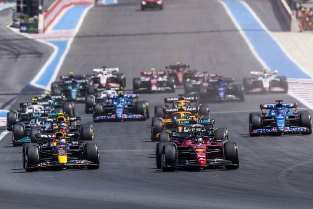 LE CASTELLET - Max Verstappen in his Red Bull, Charles Leclerc in his Ferrari (lr) after the start during the F1 Grand Prix of France at Circuit Paul Ricard on July 24, 2022 in Le Castellet, France. REMKO DE WAAL F1 Grand Prix of France - Race 2022 xVIxANPxSportx xxANPxIVx