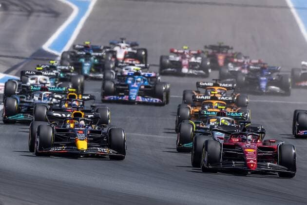 LE CASTELLET - Max Verstappen in his Red Bull, Charles Leclerc in his Ferrari (lr) after the start during the F1 Grand Prix of France at Circuit Paul Ricard on July 24, 2022 in Le Castellet, France. REMKO DE WAAL F1 Grand Prix of France - Race 2022 xVIxANPxSportx xxANPxIVx