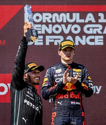 LE CASTELLET - Lewis Hamilton (Mercedes) and Max Verstappen (Oracle Red Bull Racing) on the podium after the F1 Grand Prix of France at Circuit Paul Ricard on July 24, 2022 in Le Castellet, France. REMKO DE WAAL F1 Grand Prix of France - Race 2022 xVIxANPxSportx xxANPxIVx