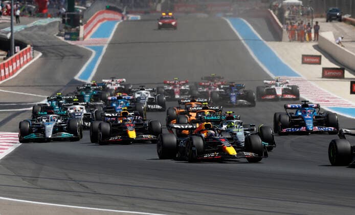 Start, 1 Max Verstappen (NLD, Oracle Red Bull Racing), 44 Lewis Hamilton (GBR, Mercedes-AMG Petronas F1 Team), 11 Sergio Perez (MEX, Oracle Red Bull Racing), F1 Grand Prix of France at Circuit Paul Ricard on July 24, 2022 in Le Castellet, France. (Photo by HOCH ZWEI) Le Castellet France