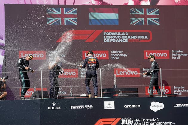 FORMULA 1 LENOVO GRAND PRIX DE FRANCE 2022 24.07.2022, Circuit Paul Ricard, Le Castellet, FORMULA 1 LENOVO GRAND PRIX DE FRANCE 2022 , im Bild Podium Sieger Max Verstappen (NEL), Oracle Red Bull Racing, 2.Platz für Lewis Hamilton (GBR), Mercedes-AMG Petronas Formula One Team, 3.Platz für George Russell (GBR), Mercedes-AMG Petronas Formula One Team, Technischer Direktor Red Bull Racing Pierre Wache.
