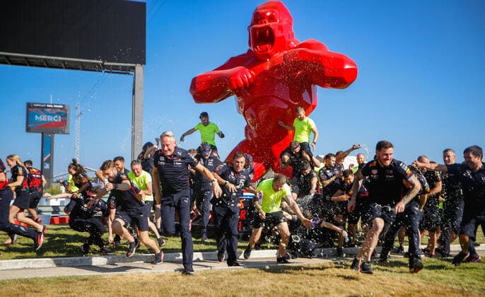 Red Bull Racing team celebrating the win of VERSTAPPEN Max (ned), Red Bull Racing RB18, portrait during the Formula 1 Lenovo Grand Prix de France, French Grand Prix 2022, 12th round of the 2022 FIA Formula One World Championship, WM, Weltmeisterschaft from July 22 to 24, 2022 on the Circuit Paul Ricard, in Le Castellet, France - F1 - FRENCH GRAND PRIX 2022 - RACE DPPI Panoramic  00122029__V2_2219