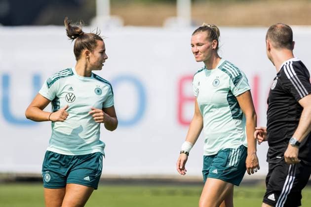 UEFA WOMEN’S EURO ENGLAND 2022: Training Deutschland; 24.07.2022 Lena Oberdorf (Deutschland, 6), Alexandra Popp (Deutschland, 11) UEFA WOMEN’S EURO ENGLAND 2022: Training Deutschland; Holiday Inn Brentford Lock, London, 24.07.2022 Copyright: xBEAUTIFULxSPORTS Wunderlx