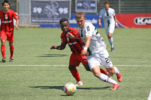 Derrick Kyere (KM) li. gegen Kushtrim Asallari (MG) re. Fussball Regionalliga West, 1. Spieltag, 1. FC Kaan-Marienborn - Borussia Moenchengladbach (U23), am 24.07.2022 in Siegen Deutschland.