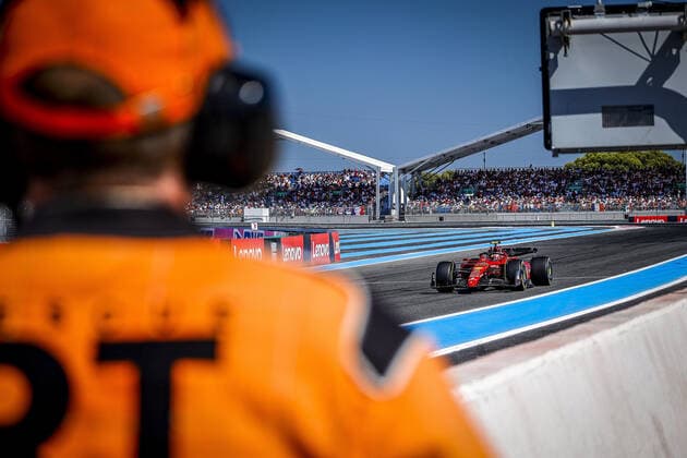 marshall, commissaire de piste, during the Formula 1 Lenovo Grand Prix de France, French Grand Prix 2022, 12th round of the 2022 FIA Formula One World Championship, WM, Weltmeisterschaft from July 22 to 24, 2022 on the Circuit Paul Ricard, in Le Castellet, France - F1 - FRENCH GRAND PRIX 2022 - RACE DPPI Panoramic  0012202907896