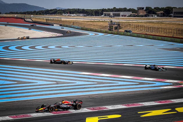 01 VERSTAPPEN Max (nld), Red Bull Racing RB18, action during the Formula 1 Lenovo Grand Prix de France, French Grand Prix 2022, 12th round of the 2022 FIA Formula One World Championship, WM, Weltmeisterschaft from July 22 to 24, 2022 on the Circuit Paul Ricard, in Le Castellet, France - F1 - FRENCH GRAND PRIX 2022 - RACE DPPI Panoramic  0012202906098