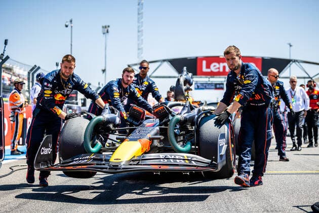 VERSTAPPEN Max (ned), Red Bull Racing RB18, portrait starting grid, grille de depart, during the Formula 1 Lenovo Grand Prix de France, French Grand Prix 2022, 12th round of the 2022 FIA Formula One World Championship, WM, Weltmeisterschaft from July 22 to 24, 2022 on the Circuit Paul Ricard, in Le Castellet, France - F1 - FRENCH GRAND PRIX 2022 - RACE DPPI Panoramic  00122029_GH_6050