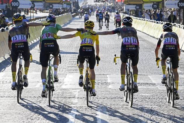 PARIS CHAMPS-ELYSEES, FRANCE - JULY 24 : Laporte Christophe (FRA) of Jumbo-Visma, Van Aert Wout (BEL) of Jumbo-Visma, Vingegaard Jonas (DEN) of Jumbo-Visma, Benoot Tiesj (BEL) of Jumbo-Visma and Kuss Sepp (USA) of Jumbo-Visma during stage 21 of the 109th edition of the 2022 Tour de France cycling race, a stage of 112 kms with start in Paris La Defense Arena and finish in Paris Champs-Elysees on July 24, 2022 in Paris Champs-Elysees, France, 24 07 2022 ( Motordriver Kenny Verfaillie - Tour de France 2022 - Stage 21 PhotoNews Panoramic 