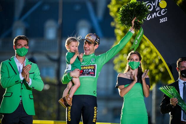 Sport Themen der Woche KW29 Sport Bilder des Tages Belgian Wout Van Aert of Team Jumbo-Visma celebrates on the podium in the green jersey of leader in the sprint ranking after stage 21, the final stage of the Tour de France cycling race, from Paris la Defense Arena to Paris Champs-Elysees, France, on Sunday 24 July 2022. This year s Tour de France takes place from 01 to 24 July 2022. - UK OUT DAVIDxSTOCKMAN  x37789215x