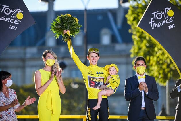 Bilder des Jahres 2022, Sport 07 Juli Sport Themen der Woche KW29 Sport Bilder des Tages Danish Jonas Vingegaard of Jumbo-Visma celebrates on the podium in the yellow jersey of leader in the overall ranking after stage 21, the final stage of the Tour de France cycling race, from Paris la Defense Arena to Paris Champs-Elysees, France, on Sunday 24 July 2022. This year s Tour de France takes place from 01 to 24 July 2022. - UK OUT DAVIDxSTOCKMAN  x37789660x