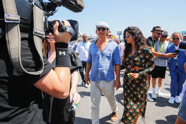Matthew McConaughey (usa), actor, portrait and Camila Alves McConaughey starting grid, grille de depart, during the Formula 1 Lenovo Grand Prix de France, French Grand Prix 2022, 12th round of the 2022 FIA Formula One World Championship, WM, Weltmeisterschaft from July 22 to 24, 2022 on the Circuit Paul Ricard, in Le Castellet, France - F1 - FRENCH GRAND PRIX 2022 - RACE DPPI Panoramic 00122029__V2_0837