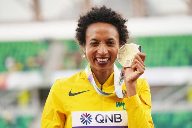Sport Themen der Woche KW29 Sport Bilder des Tages WM 2022 Oregon , Eugene USA, World Athletics, Leichtathletik, athletics, Track and Field, World athletics Championships 2022 Oregon Leichtathletik WM 2022 Oregon 15-.07-24..07..2022, Hayward field Eugene, Oregon, Weitsprung Frauen Malaika Mihambo, Deutschland mit Goldmedaille *** World Championships 2022 Oregon , Eugene USA, World Athletics, athletics, track and field, World athletics Championships 2022 Oregon Athletics World Championships 2022 Oregon 15 07 24 07 2022, Hayward field Eugene, Oregon, long jump women Malaika Mihambo, Germany with gold medal