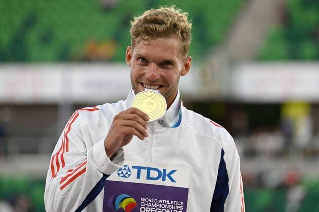 Bilder des Jahres 2022, Sport 07 Juli Sport Themen der Woche KW29 Sport Bilder des Tages zEUGENE, THE UNITED STATES OF AMERICA - JULY 24 : Kevin Mayer (FRA) pictured with the gold medal during the podium ceremony after the men s Decathlon on day 10 of the World Athletics Championships Oregon 22 on July 24, 2022 in Eugene, The United States of America, 24 07 2022 ( World Athletics Championships Oregon 22 - day 10 PhotoNews Panoramic 