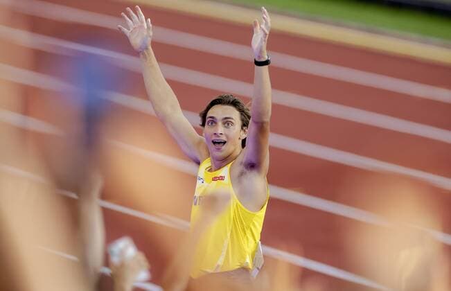 Sport Themen der Woche KW29 Sport Bilder des Tages EUGENE - Armand Duplantis (SWE) celebrates after breaking a world record in the pole vault final on the tenth and final day of the World Athletics Championships at Hayward Field stadium. ANP ROBIN VAN LONKHUIJSEN World Athletics Championships Oregon22 - Day Ten 2022 xVIxANPxSportx xxANPxIVx *** EUGENE Armand Duplantis SWE celebrates after breaking a world record in the pole vault final on the tenth and final day of the World Athletics Championships at Hayward Field stadium ANP ROBIN VAN LONKHUIJSEN World Athletics Championships Oregon22 Day Ten 2022 xVIxANPxSportx xxANPxIVx 452266351 originalFilename: 452266351.jpg