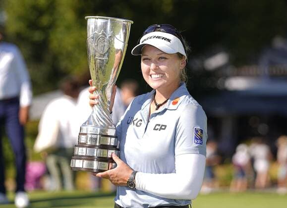 Sport Themen der Woche KW29 Sport Bilder des Tages Golf: Evian Championship Brooke M. Henderson of Canada celebrates with the victor s trophy after winning the Evian Championship on July 24, 2022, at Evian Resort Golf Club in Evian-les-Bains, France.  A14AA0001319699P