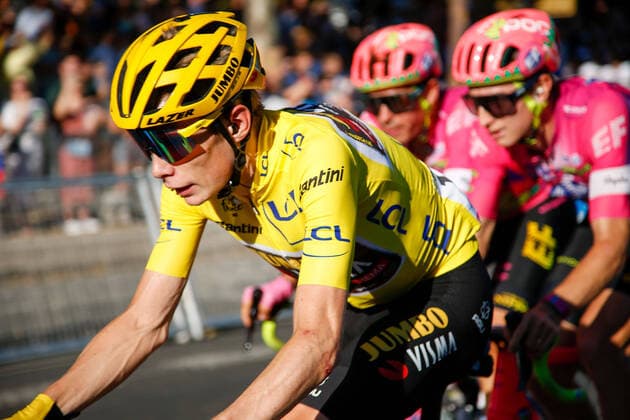 Paris 24.07.2022 Le Tour de France 2022, Paris la Defense Arena - Paris Champs-Elysee v.,l., Jonas Vingegaard (Jumbo-Visma) mitten im Peloton Copyright: AntonioxBorga