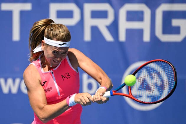 Marie Bouzkova (CZE) playes a return in the Livesport Prague Open WTA, Tennis Damen women’s tennis tournament match against Sinja Kraus (AUT) in Prague, Czech Republic, July 25, 2022. (CTKxPhoto MichalxKamaryt) CTKPhotoP2022072503588  kmt