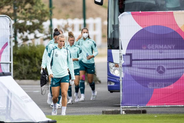UEFA WOMEN’S EURO ENGLAND 2022: Training Deutschland; 25.07.2022 Klara Buehl (Deutschland, 19) kommt beim Trainng an UEFA WOMEN’S EURO ENGLAND 2022: Training Deutschland; Grasshoppers Rugby Football Club, London, 25.07.2022 Copyright: xBEAUTIFULxSPORTS Wunderlx