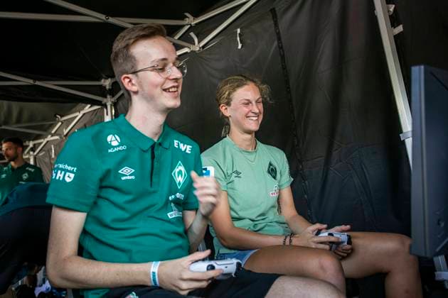 Gelände am wohninvest WESERSTADION, Bremen, GER, Tach der Fans 24.07.2022, Gelände am wohninvest WESERSTADION, Bremen, GER, Tach der Fans im Bild Profi Challenge mit Max Julius SVW_DIVINERS Gröne (Werder Bremen eSPORTS) und Sarah-Lisa Dübel (SV Werder Bremen), *** Grounds at wohninvest WESERSTADION, Bremen, GER, Tach der Fans 24 07 2022, Grounds at wohninvest WESERSTADION, Bremen, GER, Tach der Fans in the picture Profi Challenge with Max Julius SVW DIVINERS Gröne Werder Bremen eSPORTS and Sarah Lisa Dübel SV Werder Bremen , nordphotoxGmbHx xRauch nph00251