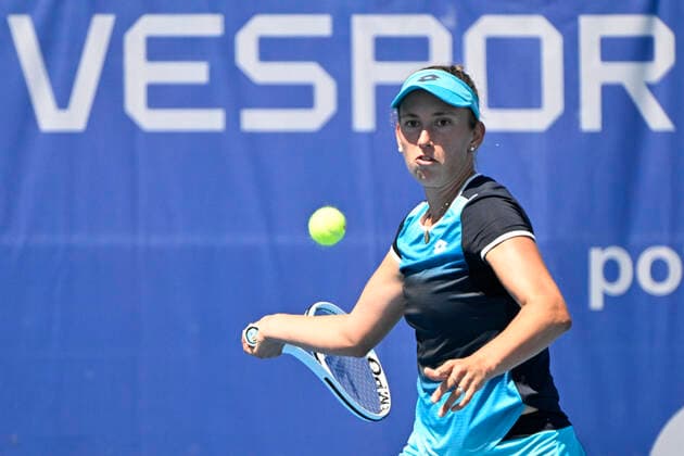 Elise Mertens (BEL) plays in the Livesport Prague Open WTA, Tennis Damen women’s tennis tournament match against Magda Linette (POL) in Prague, Czech Republic, July 25, 2022. (CTKxPhoto MichalxKamaryt) CTKPhotoP2022072504656  kmt