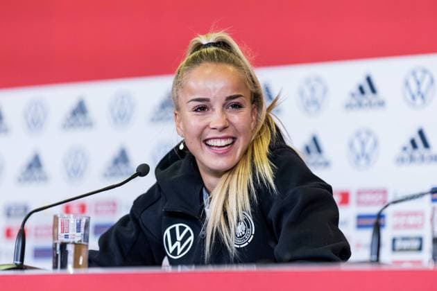 Sport Themen der Woche KW30 Sport Bilder des Tages UEFA WOMEN’S EURO ENGLAND 2022: Pressekonferenz Deutschland; 25.07.2022 Giulia Gwinn (Deutschland, 15) lacht UEFA WOMEN’S EURO ENGLAND 2022: Pressekonferenz Deutschland; Holiday Inn Brentford Lock, London, 25.07.2022 *** UEFA WOMENS EURO ENGLAND 2022 Press Conference Germany 25 07 2022 Giulia Gwinn Germany, 15 laughs UEFA WOMENS EURO ENGLAND 2022 Press Conference Germany Holiday Inn Brentford Lock, London, 25 07 2022 Copyright: xBEAUTIFULxSPORTS Wunderlx