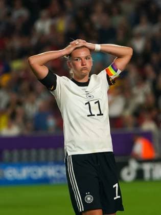 UEFA Womens Euro 2022 - Germany v Austria Alexandra Popp (11 Germany) looks dejected and disappointed after a missed chance during the UEFA Womens Euro 2022 quarter-final football match between Germany and Austria at Brentford Community Stadium in London, England. Daniela Porcelli SPP Copyright: xDanielaxPorcellix SPPx daniela_porcelli_sports_press_photo_167561