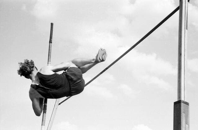 Leichtathletik-Sportfest im Poststadion Beim Leichtathletik-Sportfest im Poststadion in Berlin, Deutschland 1947. Original-Bildunterschrift: Konitzka, Baumschilenweg, Berlin Copyright: Kindermann UnitedArchivesKIN_7401000371