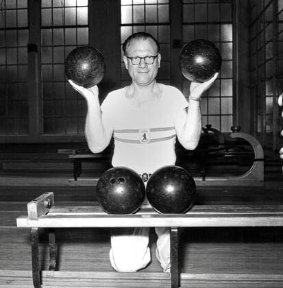 Berlins Kegler kämpften Berlins Kegler kämpften - Original-Bildunterschrift: Anlässlich des 70-jährigen Bestehens des Vereins Berliner Sportkegler in der Hasenheide. Aus dem Städtekampf Berlin - Hamburg auf Bowlingbahn: Berlins Meister im Bowling, Herr Plechaty, Berlin, Deutschland 1955., Berlin Copyright: Kindermann UnitedArchivesKIN_7402000179