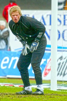 Aus 1. BL Saison 2002 03 Hannover 96 Bayern München 2:2 am 05.04.2003. Im Foto: Bayern TW Oliver Kahn beim warmmachen *** From 1 BL season 2002 03 Hannover 96 Bayern Munich 2 2 on 05 04 2003 In the photo Bayern TW Oliver Kahn warming up