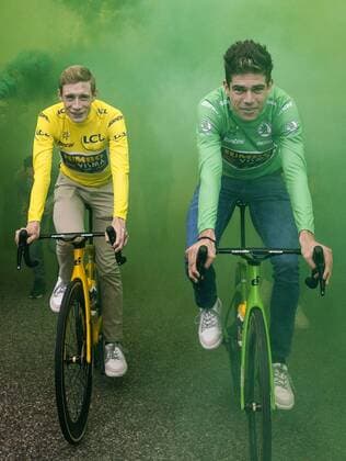 Bilder des Jahres 2022, Sport 07 Juli Sport Themen der Woche KW30 DEN BOSCH - The Dane Jonas Vingegaard and Belgian Wout van Aert (R) arrive for the ceremony at the headquarters of cycling team Jumbo-Visma. After Bjarne Riis, cyclist Vingegaard became the second Dane to finish the Tour de France as the winner. ANP SEM VAN DER WAL xVIxANPxSportx xxANPxIVx *** DEN BOSCH The Dane Jonas Vingegaard and Belgian Wout van Aert R arrive for the ceremony at the headquarters of cycling team Jumbo Visma After Bjarne Riis, cyclist Vingegaard became the second Dane to finish the Tour de France as the winner ANP SEM VAN DER WAL xVIxANPxSportx xxANPxIVx 452333128 originalFilename: 452333128.jpg