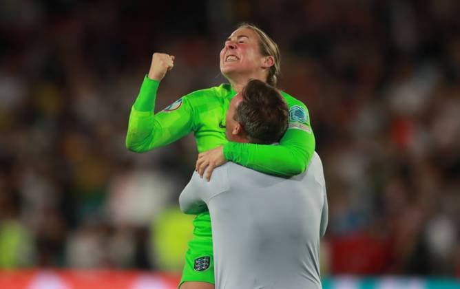 EM 2022, Frauen, England - Schweden Sheffield, England, 26th July 2022. Mary Earps of England celebrates getting through to the final with goal keeping coach Darren Ward during the UEFA Women s European Championship, EM, Europameisterschaft 2022 match at Bramall Lane, Sheffield. Picture credit should read: Simon Bellis Sportimage EDITORIAL USE ONLY. No use with unauthorised audio, video, data, fixture lists, club league logos or live services. Online in-match use limited to 120 images, no video emulation. No use in betting, games or single club league player publications. SPI-1769-0029