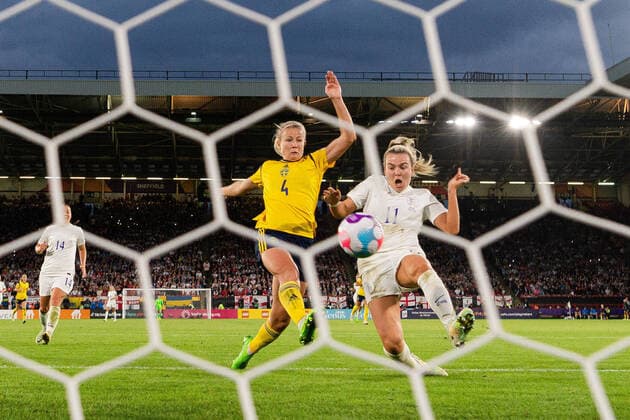 IMAGO Iconic Moments, Fußball - Frauen 220726 Hanna Glas of Sweden and Lauren Hemp of England during the UEFA Women s Euro 2022 semifinal match between England and Sweden on July 26, 2022 in Sheffield. Photo: Ludvig Thunman BILDBYRAN kod LT LT0395 fotboll football soccer fotball fotbolls-em europamästerskap em uefa womens euro england sverige sweden dam bbeng landskamp Copyright: LUDVIGxTHUNMAN BB220726LT303