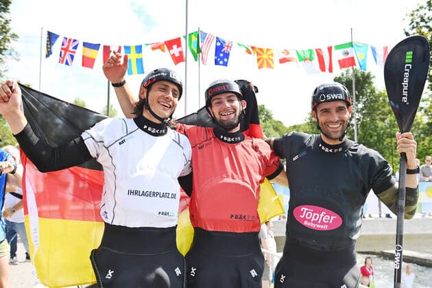 Bilder des Jahres 2022, Sport 07 Juli Sport Themen der Woche KW30 Sport Bilder des Tages v.li:Noah HEGGE (GER),Stefan HENGST (GER),Hannes AIGNER (GER), Jubel,Freude,Begeisterung,Sieger,winner, World Champion, Men s Kayak Team Final. 2022 ICF Canoe Slalom World Championships am 27.07.2022 in Augsburg. *** f le Noah HEGGE GER ,Stefan HENGST GER ,Hannes AIGNER GER , jubilation,joy,enthusiasm,winner,winner, World Champion, Men s Kayak Team Final 2022 ICF Canoe Slalom World Championships on 27 07 2022 in Augsburg