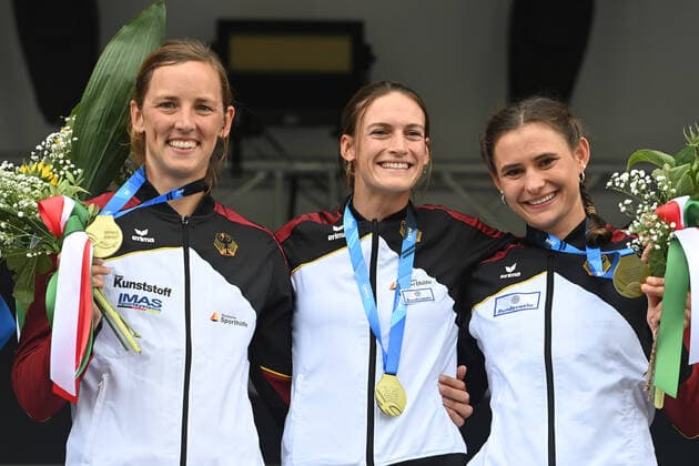 Bilder des Jahres 2022, Sport 07 Juli Sport Themen der Woche KW30 Sport Bilder des Tages v.li:Jasmin SCHORNBERG (GER),Ricarda FUNK (GER), Elena LILIK (GER),Siegerehrung mit Medaillen,Gold,Platz 1,Winner,Champion. Jubel,Freude,Begeisterung, Women s Canoe Team Final. Men s Kayak Team Final. 2022 ICF Canoe Slalom World Championships am 27.07.2022 in Augsburg. *** from left Jasmin SCHORNBERG GER ,Ricarda FUNK GER , Elena LILIK GER ,Award ceremony with medals,Gold,Place 1,Winner,Champion Jubel,Freude,Begeisterung, Women s Canoe Team Final Men s Kayak Team Final 2022 ICF Canoe Slalom World Championships on 27 07 2022 in Augsburg