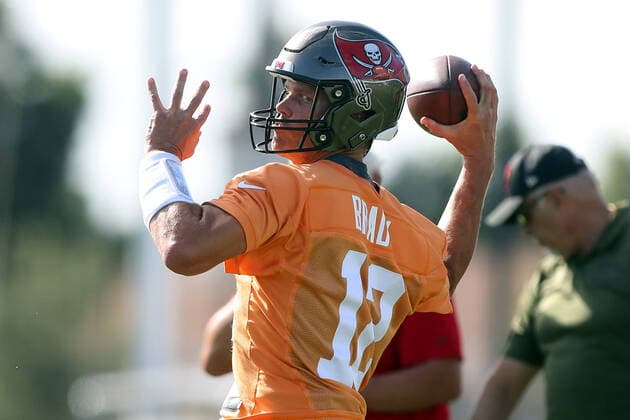Sport Themen der Woche KW30 Sport Bilder des Tages TAMPA, FL - JUL 27: Tampa Bay Buccaneers quarterback Tom Brady (12) throws a pass during the Tampa Bay Buccaneers Training Camp on July 27, 2022 at the AdventHealth Training Center at One Buccaneer Place in Tampa, Florida. (Photo by Cliff Welch Icon Sportswire) NFL, American Football Herren, USA JUL 27 Tampa Bay Buccaneers Training Camp Icon357220727003
