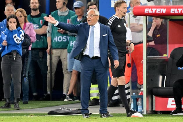 Hamburg, Volksparkstadion, 23.05.22, GER, Herren, Relegation, Saison 2021-2022, Hamburger SV - Hertha BSC Berlin Bild: Trainer Felix Magath (Hertha) Nur fuer journalistische Zwecke! Only for editorial use! Gemaess den Vorgaben der DFL Deutsche Fußball Liga ist es untersagt, in dem Stadion und oder vom Spiel angefertigte Fotoaufnahmen in Form von Sequenzbildern und oder videoaehnlichen Fotostrecken zu verwerten bzw. verwerten zu lassen. DFL regulations prohibit any use of photographs as image sequences and or quasi-video. Hamburg Deutschland *** Hamburg, Volksparkstadion, 23 05 22, GER, Herren, Relegation, Saison 2021 2022, Hamburger SV Hertha BSC Berlin Bild Trainer Felix Magath Hertha Nur fuer journalistische Zwecke Only for editorial use According to the regulations of the DFL Deutsche Fußball Liga it is prohibited to use or have used photographs taken in the stadium and or from the game in the form of sequence images and or video-like photo series DFL regulations prohibit any use of photographs as image sequences and or quasi video Hamburg Germany