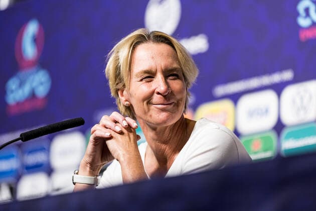 EM 2022, Frauen, Deutschland - Frankreich, Pressekonferenz nach Spielende UEFA WOMEN’S EURO ENGLAND 2022: Deutschland - Frankreich; 27.07.2022 Martina Voss-Tecklenburg (Trainerin Deutschland) grinst UEFA WOMEN’S EURO ENGLAND 2022: Deutschland - Frankreich; Stadium MK, Milton Keynes, 27.07.2022 Copyright: xBEAUTIFULxSPORTS Wunderlx