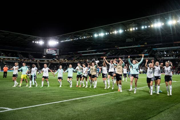 UEFA WOMEN’S EURO ENGLAND 2022: Deutschland - Frankreich; 27.07.2022 Die Spielerinnen feiern den Sieg mit den Fans UEFA WOMEN’S EURO ENGLAND 2022: Deutschland - Frankreich; Stadium MK, Milton Keynes, 27.07.2022 Copyright: xBEAUTIFULxSPORTS Wunderlx