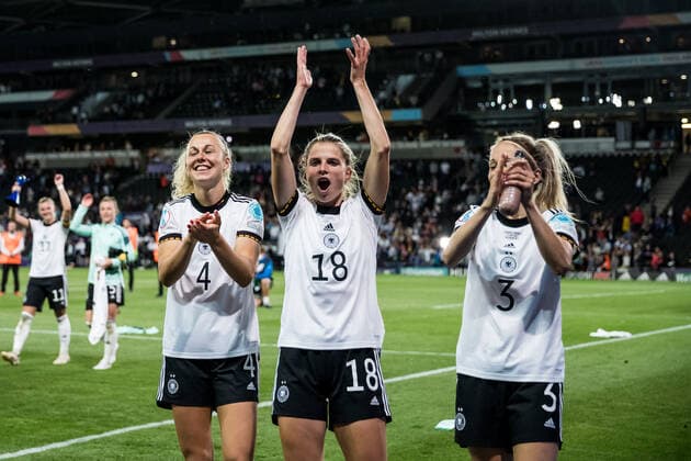 UEFA WOMEN’S EURO ENGLAND 2022: Deutschland - Frankreich; 27.07.2022 Lena Lattwein (Deutschland, 4), Tabea Wassmuth (Deutschland, 18), Kathrin Hendrich (Deutschland, 3) jubeln nach dem Sieg UEFA WOMEN’S EURO ENGLAND 2022: Deutschland - Frankreich; Stadium MK, Milton Keynes, 27.07.2022 Copyright: xBEAUTIFULxSPORTS Wunderlx