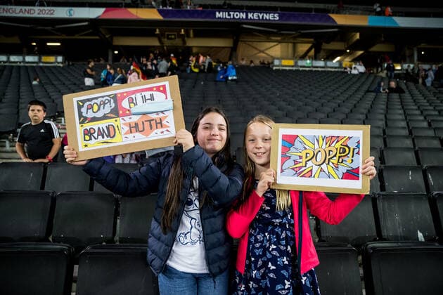UEFA WOMEN’S EURO ENGLAND 2022: Deutschland - Frankreich; 27.07.2022 Zwei Fans mit Pop-Art Schildern Popp! Buehl! Brand! Huth! UEFA WOMEN’S EURO ENGLAND 2022: Deutschland - Frankreich; Stadium MK, Milton Keynes, 27.07.2022 Copyright: xBEAUTIFULxSPORTS Wunderlx