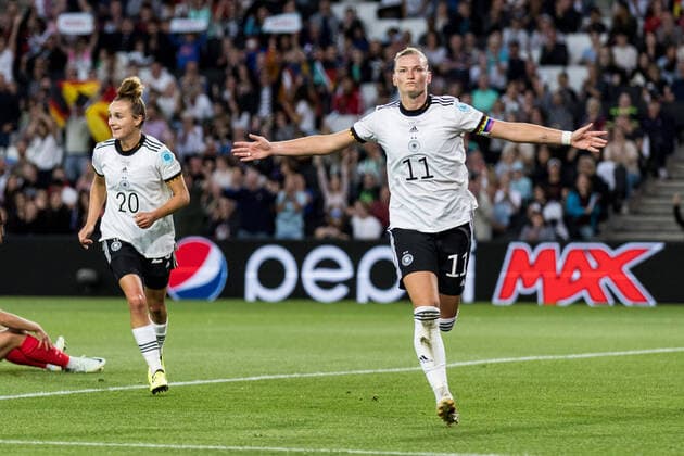 IMAGO Iconic Moments, Fußball - Frauen UEFA WOMEN’S EURO ENGLAND 2022: Deutschland - Frankreich; 27.07.2022 Jubel zum 1:0 durch Alexandra Popp (Deutschland, 11) UEFA WOMEN’S EURO ENGLAND 2022: Deutschland - Frankreich; Stadium MK, Milton Keynes, 27.07.2022 Copyright: xBEAUTIFULxSPORTS Wunderlx