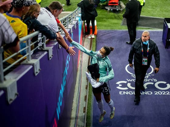 Sara Doorsoun (Deutschland 23) jubelt ueber den Sieg und klatscht mit Fans ab, GBR, Deutschland vs. Frankreich, Fussball UEFA Womens EURO 2022, 27.07.2022, Halbfinale GBR, Deutschland vs. Frankreich, Fussball UEFA Womens EURO 2022, 27.07.2022, Halbfinale Milton Keynes Copyright: xEibner Memmlerx EP_MMR