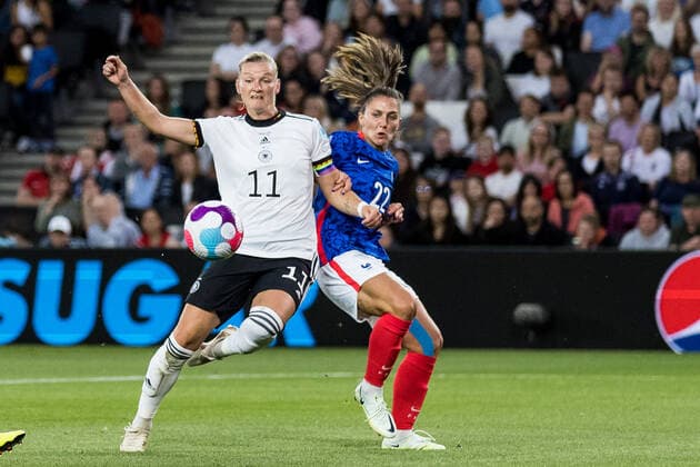 UEFA WOMEN’S EURO ENGLAND 2022: Deutschland - Frankreich; 27.07.2022 Alexandra Popp (Deutschland, 11), Eve Perisset (Frankreich, 22) UEFA WOMEN’S EURO ENGLAND 2022: Deutschland - Frankreich; Stadium MK, Milton Keynes, 27.07.2022 Copyright: xBEAUTIFULxSPORTS Wunderlx