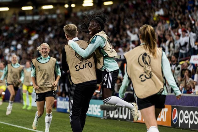 UEFA WOMEN’S EURO ENGLAND 2022: Deutschland - Frankreich; 27.07.2022 Jubel an der Seitenlinie zum 2:1 durch Alexandra Popp (Deutschland, 11) UEFA WOMEN’S EURO ENGLAND 2022: Deutschland - Frankreich; Stadium MK, Milton Keynes, 27.07.2022 Copyright: xBEAUTIFULxSPORTS Wunderlx